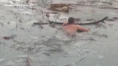 Scene from Spagna, due agenti si tuffano nel lago ghiacciato per salvare un cane