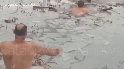 Scene from Spagna, due agenti si tuffano nel lago ghiacciato per salvare un cane