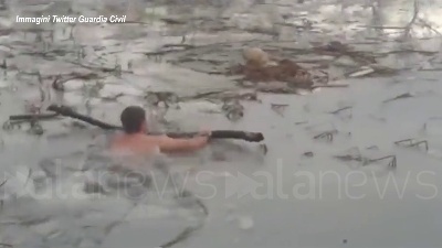 Scene from Spagna, due agenti si tuffano nel lago ghiacciato per salvare un cane