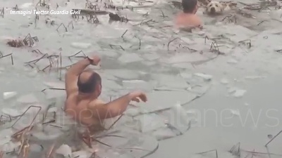 Scene from Spagna, due agenti si tuffano nel lago ghiacciato per salvare un cane