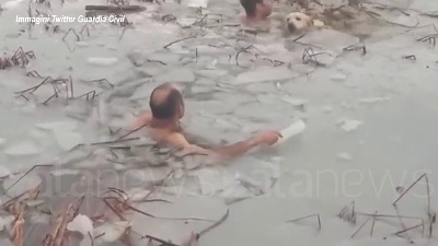 Scene from Spagna, due agenti si tuffano nel lago ghiacciato per salvare un cane