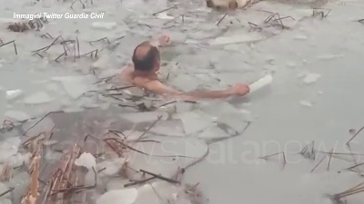 Scene from Spagna, due agenti si tuffano nel lago ghiacciato per salvare un cane