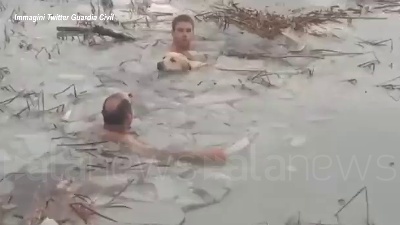 Scene from Spagna, due agenti si tuffano nel lago ghiacciato per salvare un cane