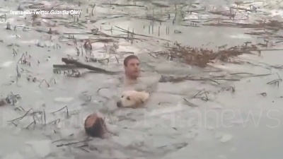 Scene from Spagna, due agenti si tuffano nel lago ghiacciato per salvare un cane