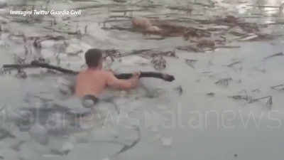 Scene from Spagna, due agenti si tuffano nel lago ghiacciato per salvare un cane