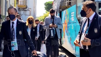 Scene from Europei, gli Azzurri arrivano all'aeroporto di Firenze scortati dalla polizia
