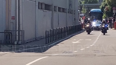 Scene from Europei, gli Azzurri arrivano all'aeroporto di Firenze scortati dalla polizia