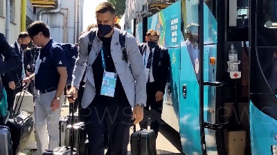 Scene from Europei, gli Azzurri arrivano all'aeroporto di Firenze scortati dalla polizia