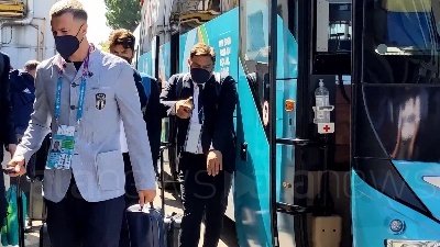 Scene from Europei, gli Azzurri arrivano all'aeroporto di Firenze scortati dalla polizia