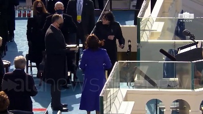 Scene from Usa, Kamala Harris giura sulla Bibbia