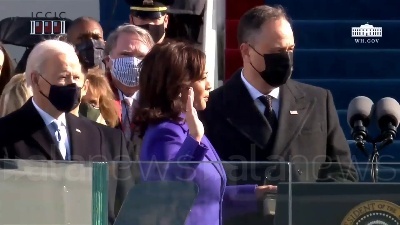Scene from Usa, Kamala Harris giura sulla Bibbia