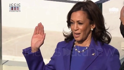 Scene from Usa, Kamala Harris giura sulla Bibbia