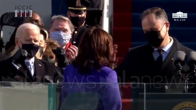 Scene from Usa, Kamala Harris giura sulla Bibbia