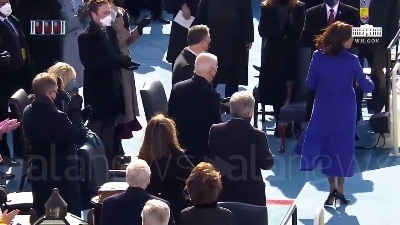 Scene from Usa, Kamala Harris giura sulla Bibbia