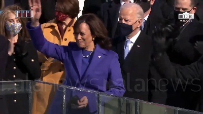 Scene from Usa, Kamala Harris giura sulla Bibbia