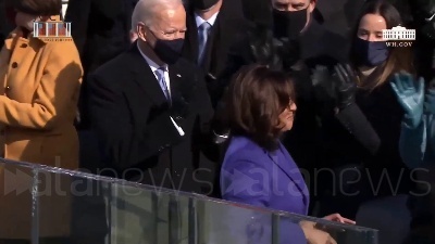 Scene from Usa, Kamala Harris giura sulla Bibbia