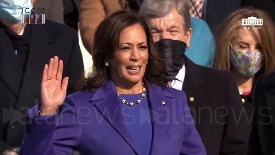 Scene from Usa, Kamala Harris giura sulla Bibbia