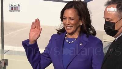 Scene from Usa, Kamala Harris giura sulla Bibbia