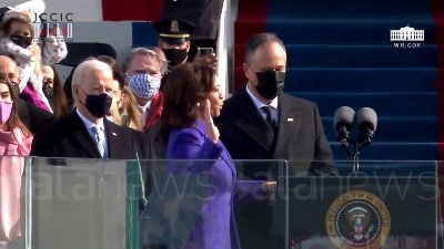 Scene from Usa, Kamala Harris giura sulla Bibbia