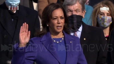 Scene from Usa, Kamala Harris giura sulla Bibbia