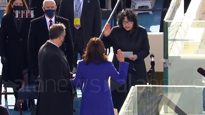 Scene from Usa, Kamala Harris giura sulla Bibbia