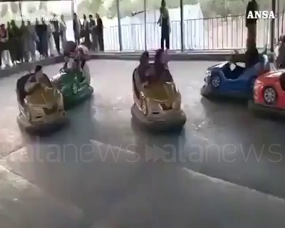 Scene from Afghanistan, i talebani al luna park si divertono con autoscontri e giostre