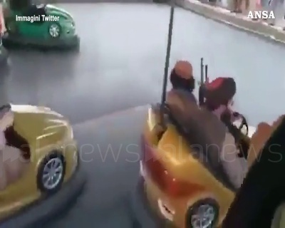 Scene from Afghanistan, i talebani al luna park si divertono con autoscontri e giostre