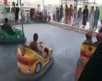 Scene from Afghanistan, i talebani al luna park si divertono con autoscontri e giostre