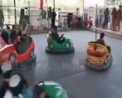 Scene from Afghanistan, i talebani al luna park si divertono con autoscontri e giostre