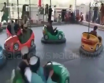 Scene from Afghanistan, i talebani al luna park si divertono con autoscontri e giostre
