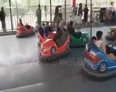 Scene from Afghanistan, i talebani al luna park si divertono con autoscontri e giostre