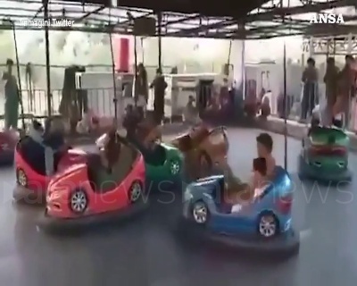 Scene from Afghanistan, i talebani al luna park si divertono con autoscontri e giostre