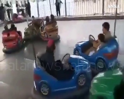 Scene from Afghanistan, i talebani al luna park si divertono con autoscontri e giostre