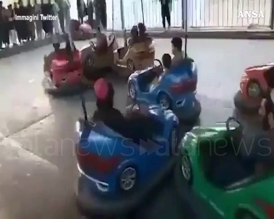 Scene from Afghanistan, i talebani al luna park si divertono con autoscontri e giostre