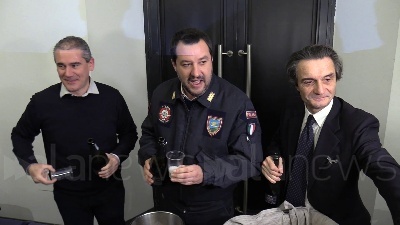 Scene from Salvini augura buon Natale ai giornalisti di Milano