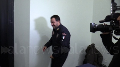 Scene from Salvini augura buon Natale ai giornalisti di Milano