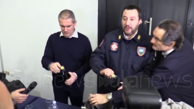 Scene from Salvini augura buon Natale ai giornalisti di Milano