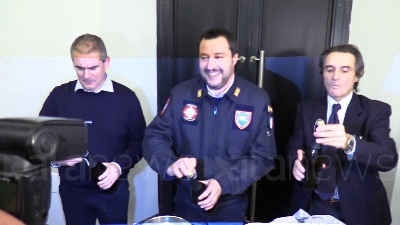 Scene from Salvini augura buon Natale ai giornalisti di Milano