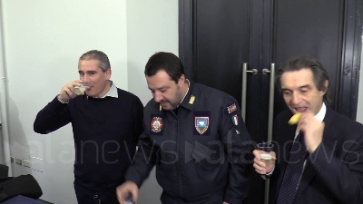 Scene from Salvini augura buon Natale ai giornalisti di Milano