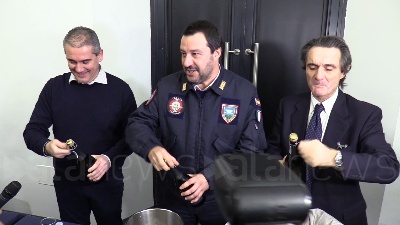 Scene from Salvini augura buon Natale ai giornalisti di Milano