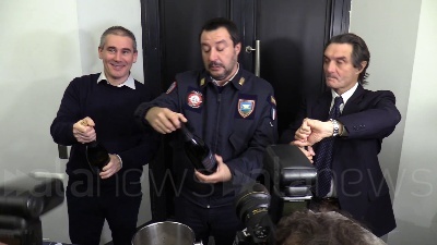 Scene from Salvini augura buon Natale ai giornalisti di Milano