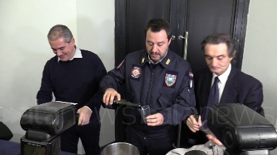 Scene from Salvini augura buon Natale ai giornalisti di Milano