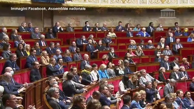Scene from Ucraina, standing ovation del Parlamento francese al presidente Zelensky