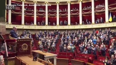 Scene from Ucraina, standing ovation del Parlamento francese al presidente Zelensky