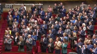 Scene from Ucraina, standing ovation del Parlamento francese al presidente Zelensky