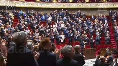 Scene from Ucraina, standing ovation del Parlamento francese al presidente Zelensky