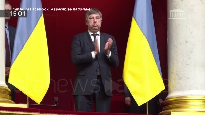 Scene from Ucraina, standing ovation del Parlamento francese al presidente Zelensky