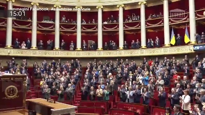 Scene from Ucraina, standing ovation del Parlamento francese al presidente Zelensky
