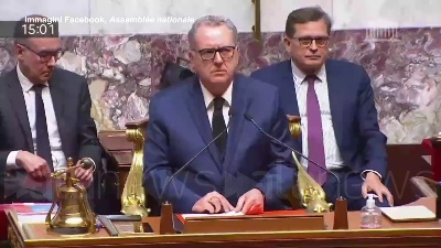 Scene from Ucraina, standing ovation del Parlamento francese al presidente Zelensky