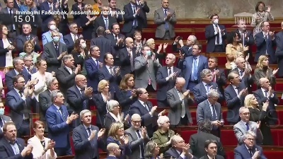Scene from Ucraina, standing ovation del Parlamento francese al presidente Zelensky